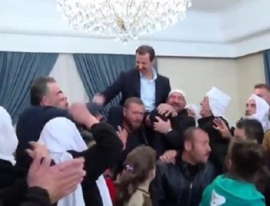 Σήκωσαν τον Μ.Άσσαντ στα χέρια τους κάτοικοι συριακής πόλης